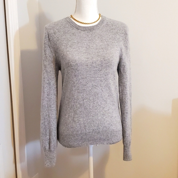 NAADAM Sweaters - NAADAM The Essential Cashmere V-Neck Sweater - Small